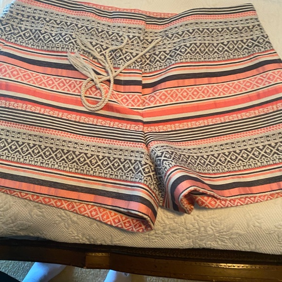 LOFT Geometric Print Shorts in Coral and Navy - Picture 4 of 15